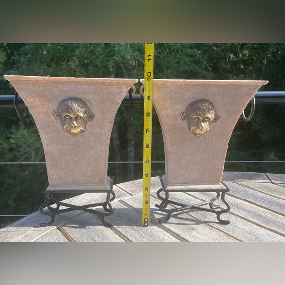 2 Cracked beige pedestal planters with gold gold monkey face - Picture 7 of 9